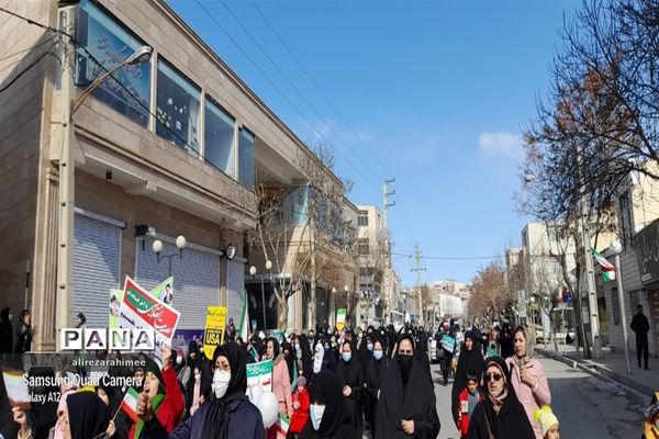 راهپیمایی گرامیداشت یوم‌الله ۲۲ بهمن در فیروزکوه برگزار شد
