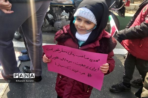 تا پای جان پای انقلاب ایستاده‌ایم
