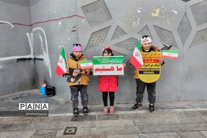 تا پای جان پای انقلاب ایستادهایم