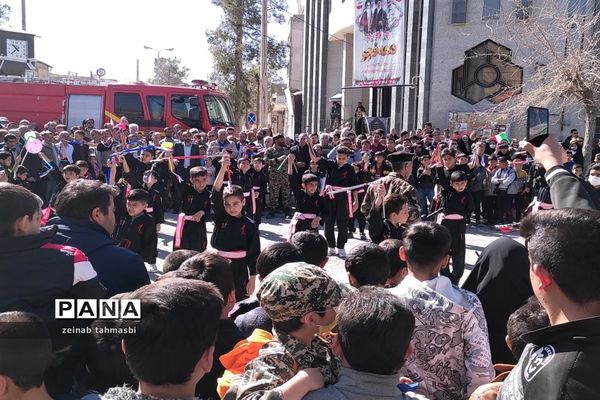 حضور پرشور دانش‌آموزان و اقشار مردم شهرستان سروستان در راهپیمایی 22 بهمن ماه