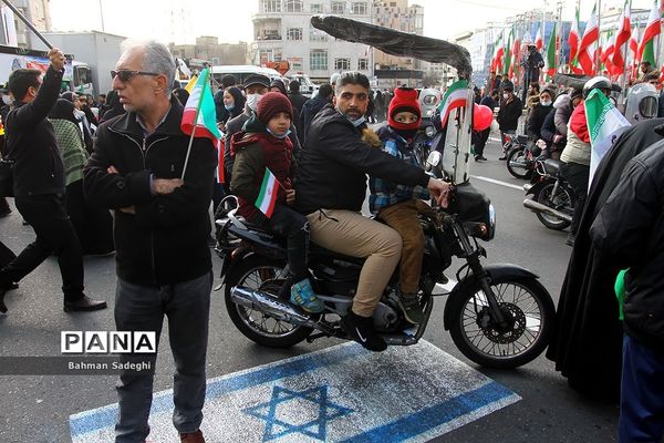 حضور دانش‌آموزان دهه هشتادی و نودی  در راهپیمایی ۲۲ بهمن در تهران