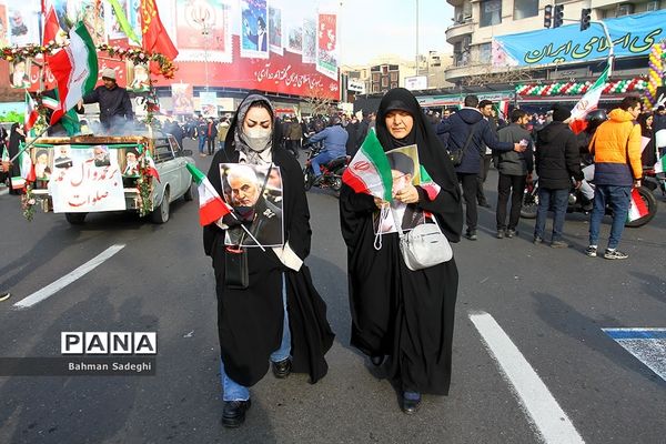 حضور دانش‌آموزان دهه هشتادی و نودی  در راهپیمایی ۲۲ بهمن در تهران