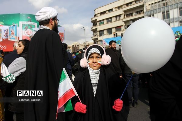 حضور دانش‌آموزان دهه هشتادی و نودی  در راهپیمایی ۲۲ بهمن در تهران