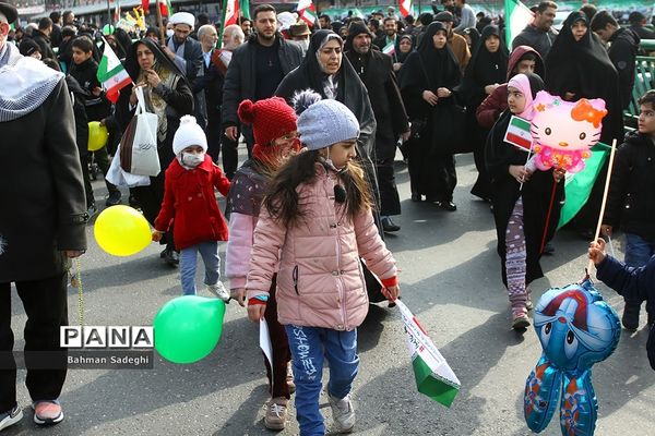 حضور دانش‌آموزان دهه هشتادی و نودی  در راهپیمایی ۲۲ بهمن در تهران