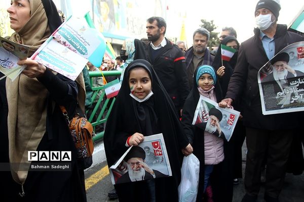 حضور دانش‌آموزان دهه هشتادی و نودی  در راهپیمایی ۲۲ بهمن در تهران