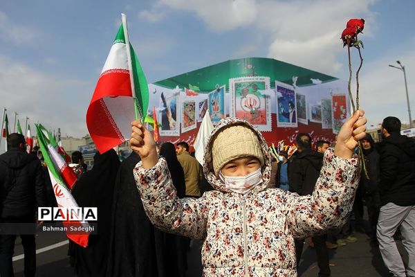 حضور دانش‌آموزان دهه هشتادی و نودی  در راهپیمایی ۲۲ بهمن در تهران