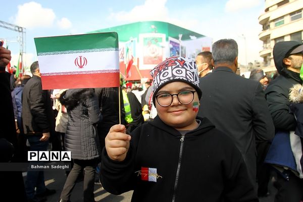 حضور دانش‌آموزان دهه هشتادی و نودی  در راهپیمایی ۲۲ بهمن در تهران