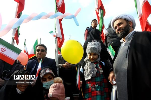 حضور دانش‌آموزان دهه هشتادی و نودی  در راهپیمایی ۲۲ بهمن در تهران