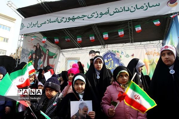 حضور دانش‌آموزان دهه هشتادی و نودی  در راهپیمایی ۲۲ بهمن در تهران