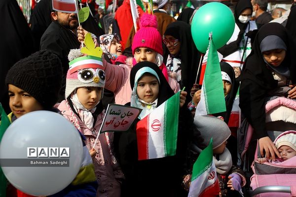 حضور دانش‌آموزان دهه هشتادی و نودی  در راهپیمایی ۲۲ بهمن در تهران