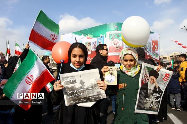 حضور دانش‌آموزان دهه هشتادی و نودی  در راهپیمایی ۲۲ بهمن در تهران