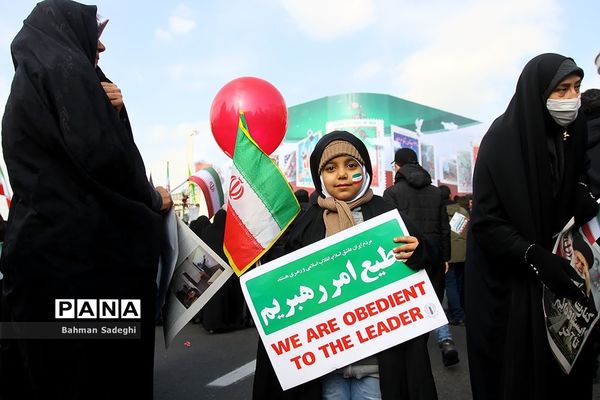 حضور دانش‌آموزان دهه هشتادی و نودی  در راهپیمایی ۲۲ بهمن در تهران
