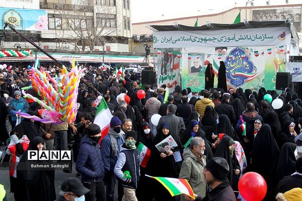 حضور دانش‌آموزان دهه هشتادی و نودی  در راهپیمایی ۲۲ بهمن در تهران
