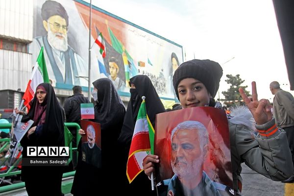 حضور دانش‌آموزان دهه هشتادی و نودی  در راهپیمایی ۲۲ بهمن در تهران