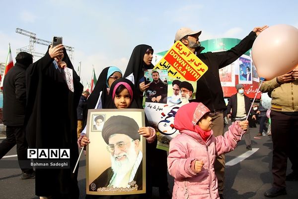 حضور دانش‌آموزان دهه هشتادی و نودی  در راهپیمایی ۲۲ بهمن در تهران