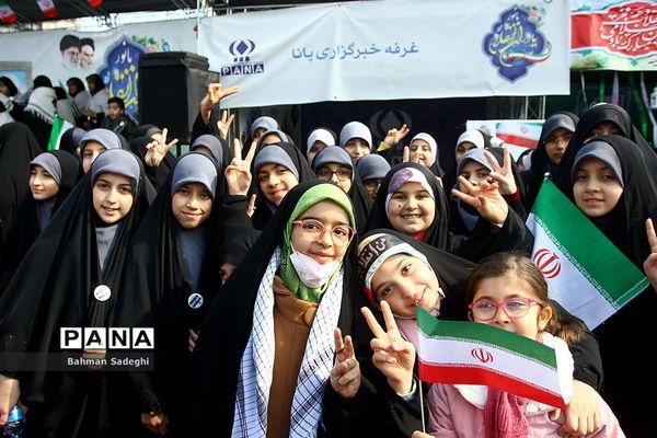 حضور دانش‌آموزان دهه هشتادی و نودی  در راهپیمایی ۲۲ بهمن در تهران