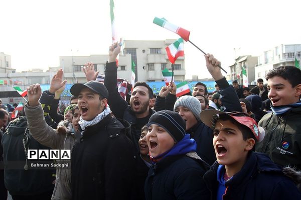 حضور دانش‌آموزان دهه هشتادی و نودی  در راهپیمایی ۲۲ بهمن در تهران