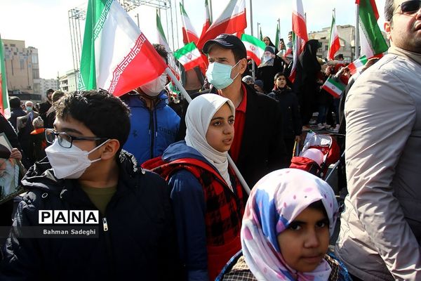 حضور دانش‌آموزان دهه هشتادی و نودی  در راهپیمایی ۲۲ بهمن در تهران