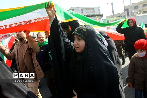 حضور دانش‌آموزان دهه هشتادی و نودی  در راهپیمایی ۲۲ بهمن در تهران