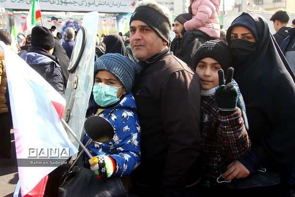 حضور دانش‌آموزان دهه هشتادی و نودی  در راهپیمایی ۲۲ بهمن در تهران