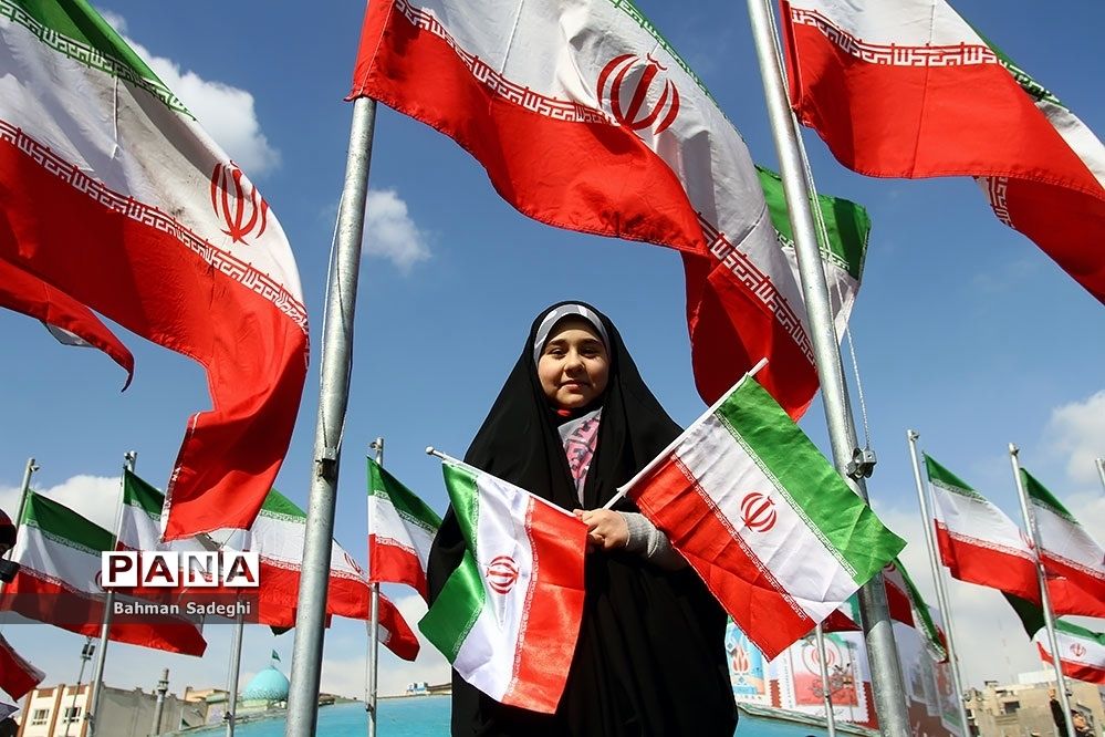 حضور دانش‌آموزان دهه هشتادی و نودی  در راهپیمایی ۲۲ بهمن در تهران