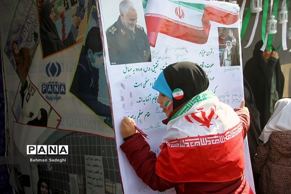 حضور دانش‌آموزان دهه هشتادی و نودی  در راهپیمایی ۲۲ بهمن در تهران