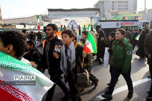 حضور دانش‌آموزان دهه هشتادی و نودی  در راهپیمایی ۲۲ بهمن در تهران