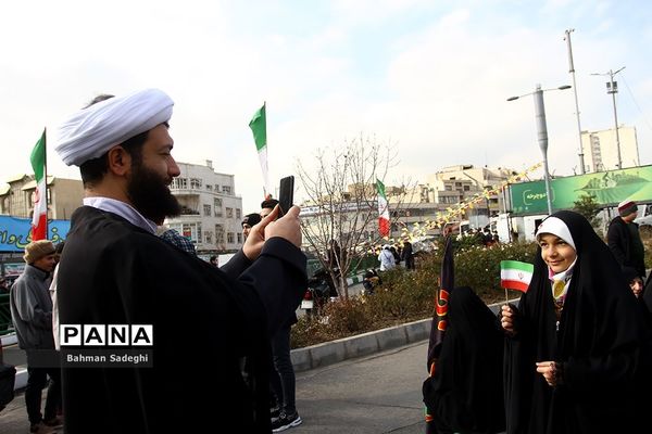 حضور دانش‌آموزان دهه هشتادی و نودی  در راهپیمایی ۲۲ بهمن در تهران