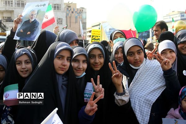 حضور دانش‌آموزان دهه هشتادی و نودی  در راهپیمایی ۲۲ بهمن در تهران