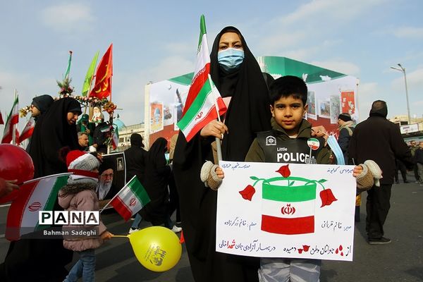 حضور دانش‌آموزان دهه هشتادی و نودی  در راهپیمایی ۲۲ بهمن در تهران
