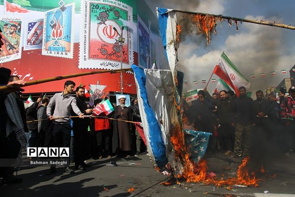 حضور دانش‌آموزان دهه هشتادی و نودی  در راهپیمایی ۲۲ بهمن در تهران