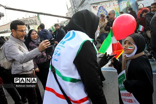 حضور دانش‌آموزان دهه هشتادی و نودی  در راهپیمایی ۲۲ بهمن در تهران