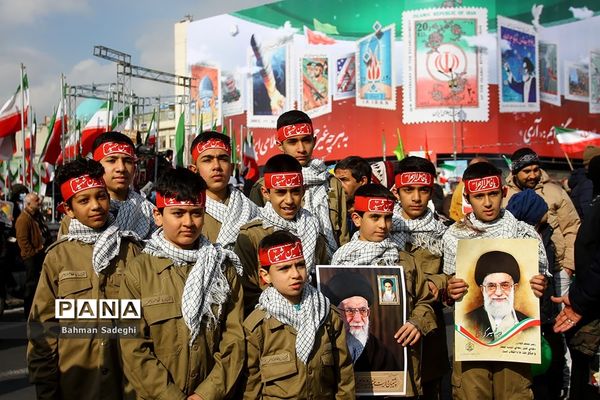 حضور دانش‌آموزان دهه هشتادی و نودی  در راهپیمایی ۲۲ بهمن در تهران