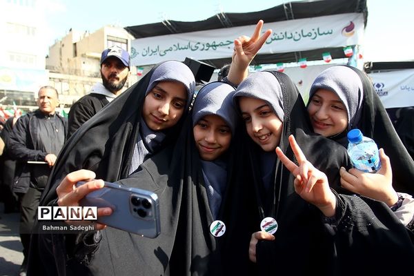 حضور دانش‌آموزان دهه هشتادی و نودی  در راهپیمایی ۲۲ بهمن در تهران