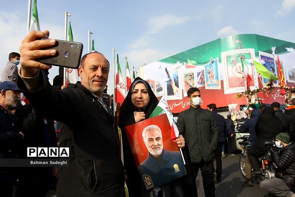 حضور دانش‌آموزان دهه هشتادی و نودی  در راهپیمایی ۲۲ بهمن در تهران