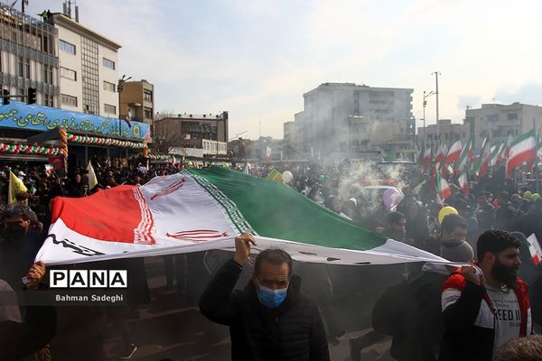 حضور دانش‌آموزان دهه هشتادی و نودی  در راهپیمایی ۲۲ بهمن در تهران