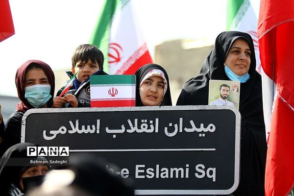 حضور دانش‌آموزان دهه هشتادی و نودی  در راهپیمایی ۲۲ بهمن در تهران