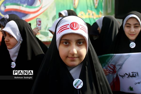حضور دانش‌آموزان دهه هشتادی و نودی  در راهپیمایی ۲۲ بهمن در تهران