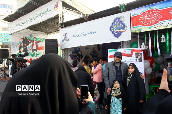 حضور دانش‌آموزان دهه هشتادی و نودی  در راهپیمایی ۲۲ بهمن در تهران