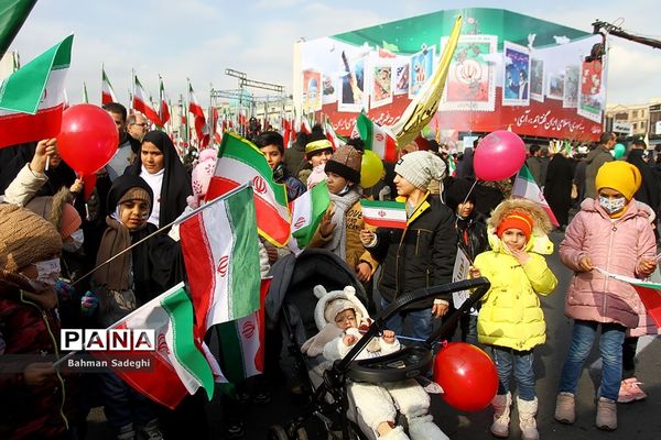 حضور دانش‌آموزان دهه هشتادی و نودی  در راهپیمایی ۲۲ بهمن در تهران