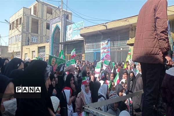 شرکت گسترده مردم شهرستان فریدن در راهپیمایی ٢٢ بهمن