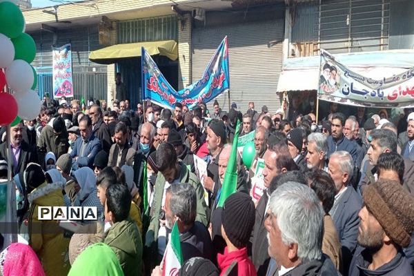 شرکت گسترده مردم شهرستان فریدن در راهپیمایی ٢٢ بهمن