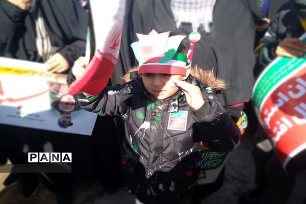 شرکت گسترده مردم شهرستان فریدن در راهپیمایی ٢٢ بهمن