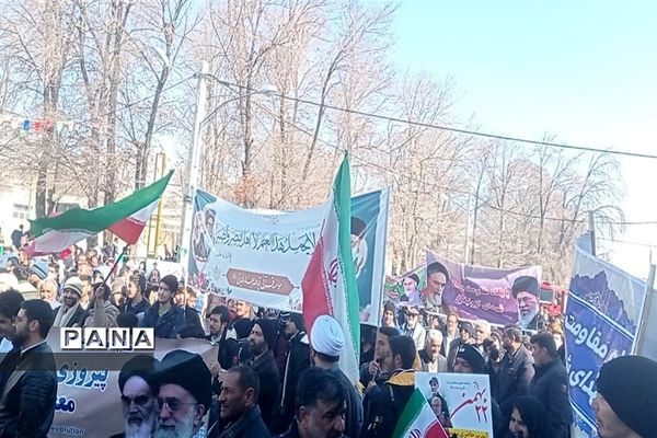 شرکت گسترده مردم شهرستان فریدن در راهپیمایی ٢٢ بهمن