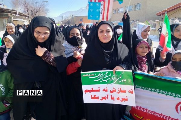 شرکت گسترده مردم شهرستان فریدن در راهپیمایی ٢٢ بهمن