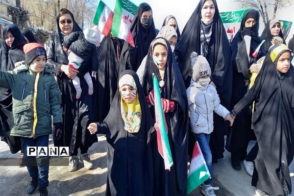 شرکت گسترده مردم شهرستان فریدن در راهپیمایی ٢٢ بهمن
