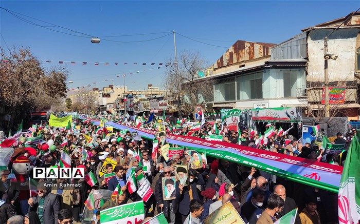 حضور دانش‌آموزان دهه نودی در راهپیمایی 22 بهمن، پیام آور ایستادگی ملت ایران است