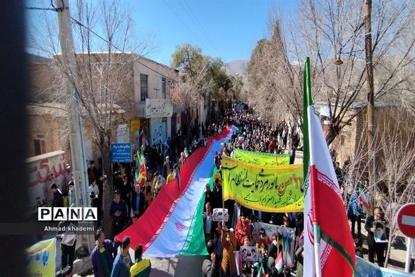 حضور کودکان و نوجوانان ارسنجانی در راهپیمایی ۲۲بهمن