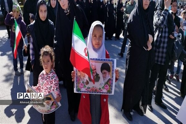 حضور کودکان و نوجوانان ارسنجانی در راهپیمایی ۲۲بهمن
