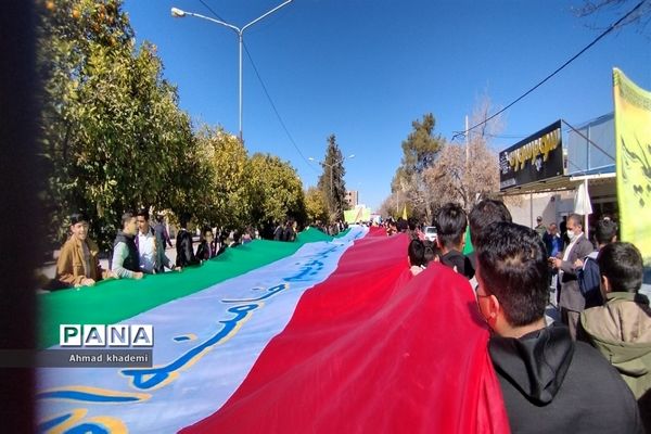 حضور کودکان و نوجوانان ارسنجانی در راهپیمایی ۲۲بهمن